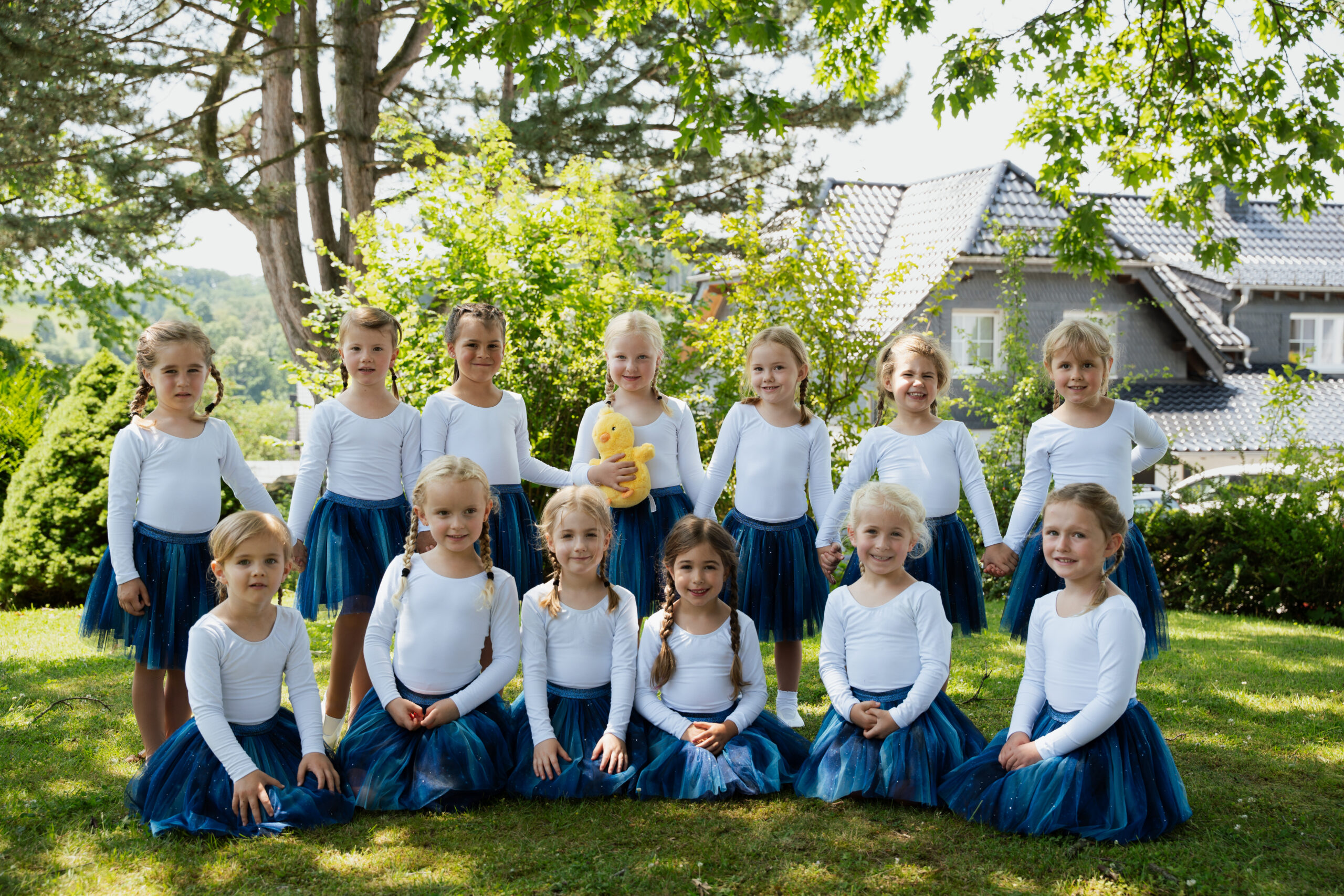 Die Tanzküken des Tanzcorps Blau-Weiß Neye
